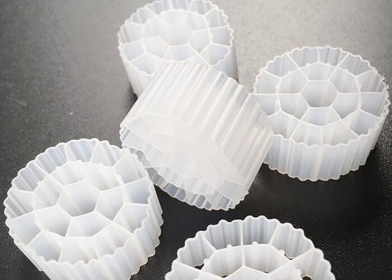 kaufen Aktive Zellprozess Weißfarbe HDPE Kunststoff MBBR Medien für SBRs online manufacture
