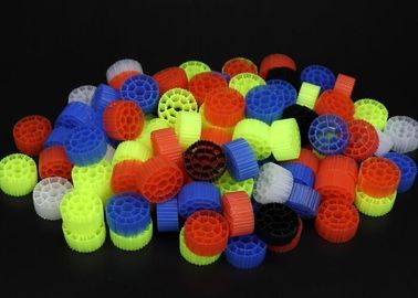 kaufen Weiß-schwarze MBBR-Filtermedien mit jungem HDPE-Material für die Abwasserbehandlung online manufacture