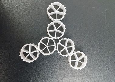 kaufen Weißfarbige schwimmende Filtermedien mit jungem HDPE-Material für die Abwasserbehandlung online manufacture