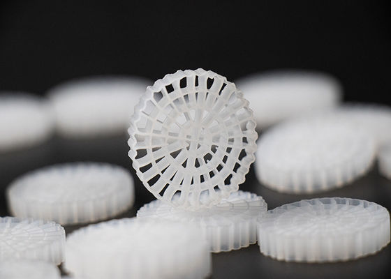 kaufen 25*4mm PE64 K5 MBBR Bio Media K5 Weiße Farbe und jungfräuliches HDPE-Material für das RAS-System online manufacture