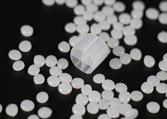 kaufen Weißes Hdpe MBBR Bewegliches Bett Biofilmreaktor 800m2/M3 Große Fläche online manufacture