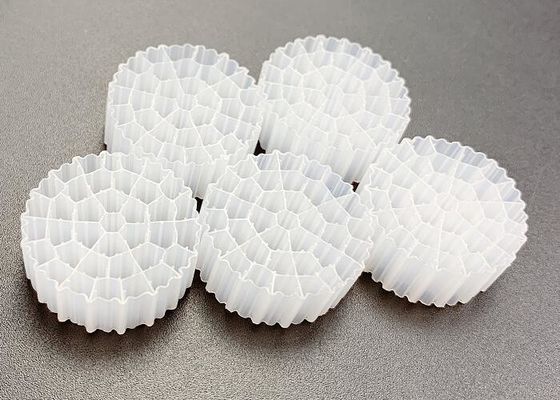 kaufen Jungfrau HDPE IFAS Technologie MBBR Flotationsfiltermedien Weiß Farbe online manufacture