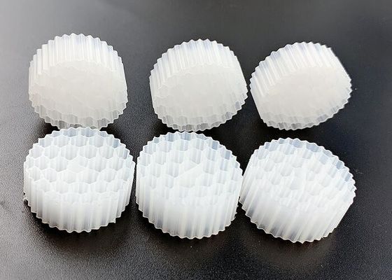 Ausgezeichnete Schnellfilm-Hängende Biomasse MBBR Kaldnes Filtermedien