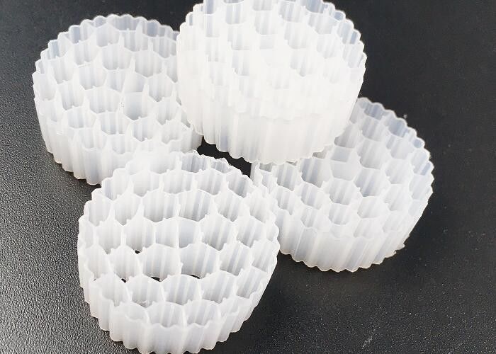 Pe38 25*4mm Hdpe Mbbr Bio Filtermedien Safty Moving Bed Große Oberfläche