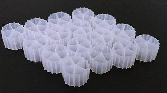 Beliebte 11*7mm weiße Farbe und unberührtes HDPE-Material MBBR Biobälle für Aquarien