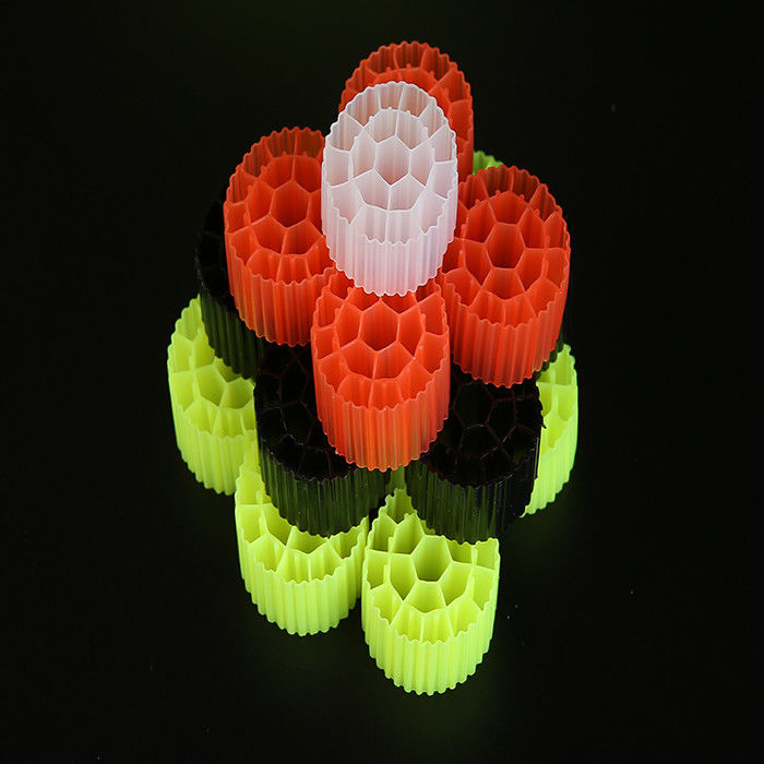 Rot/Gelb Kunststoff MBBR Bio-Medien K1 500 m2/m3 Oberfläche mit weißer Farbe