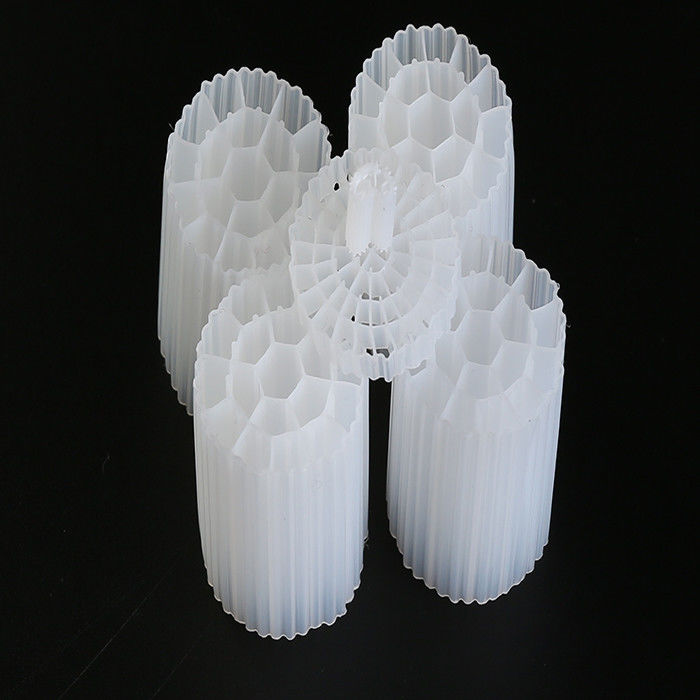 Biozellfiltermedien Bewegungsbettfilter 500 m2/m3 Oberfläche mit jungem HDPE-Material