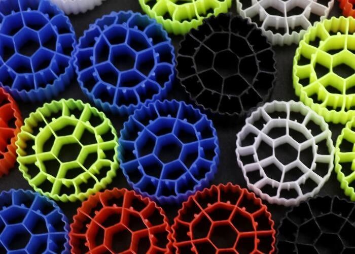 China Fabrik k1 kaldnes Kunststoff Fischfarm Medien schwimmender Bioträger für Aquakultur RAS mbbr Reaktor HDPE FDA SAFTY