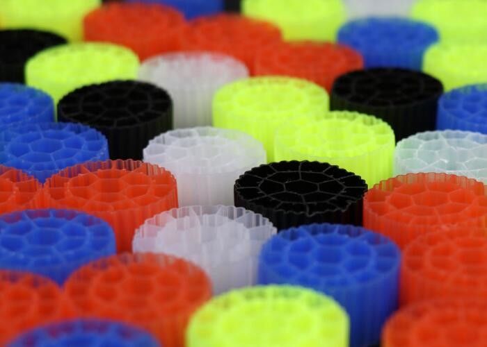 K3 Weißfarbe HDPE Material MBBR Filtermedien Wasserbehandlung Bio Cel Für Teich