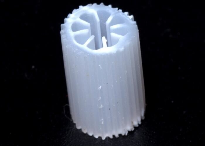 Schwere PE08 MBBR Filtermedien Jungfrau HIPS Material zur Abwasserbehandlung Weißfarbige Biomassemedien