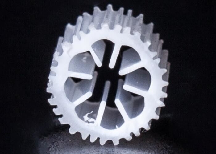 Schwere PE08 MBBR Filtermedien Jungfrau HIPS Material zur Abwasserbehandlung Weißfarbige Biomassemedien