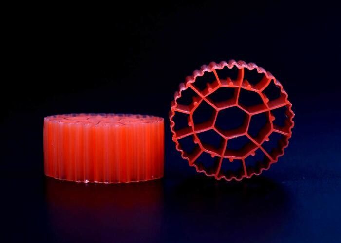 Rotfarbene Fische Teich Filtermedien Jungfrau HDPE Material K3 Kunststoff Filtermedien