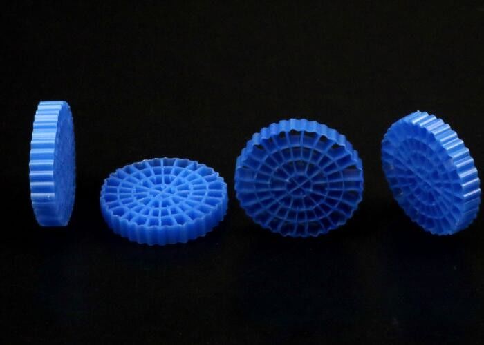 Aquarienbeckenfische blaue Farbe MBBR schwimmender Träger großer Oberflächenbereich >1200M2/M3 SBR-Technologie 25*4mm Medien