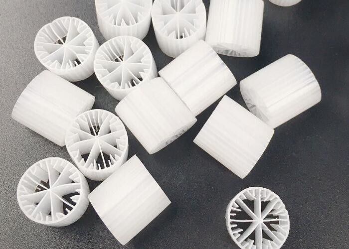 Umweltfreundliche anaerobe Tankwasserbehandlung MBBR Bio Media 15*15mm Große Fläche