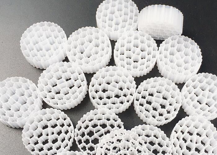38 Räume K3 IFAS-Technologie MBBR Biopippenmedien Fabrikpreis für die industrielle Wasseraufbereitung 25*10mm