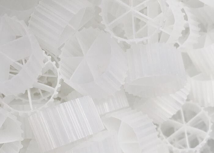 MBBR BIOCELL Hydroponik Abwasserbehandlung 6 Räume 16*10 mm weiße Farbe UV-beständige lange Lebensdauer Füllbehälter