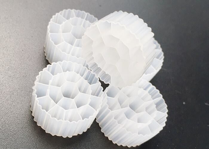 Hdpe K3 Biozelle MBBR Wasseraufbereitung 25*12mm 600m2 / M3 Große Fläche