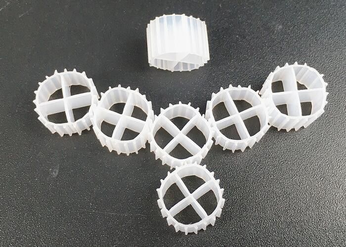 Weißfarbiger MBBR Medien Biofilmträger mit Superdekarburisierung und jungfräulichem HDPE-Material