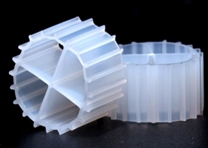 Weißfarbiger MBBR Medien Biofilmträger mit Superdekarburisierung und jungfräulichem HDPE-Material