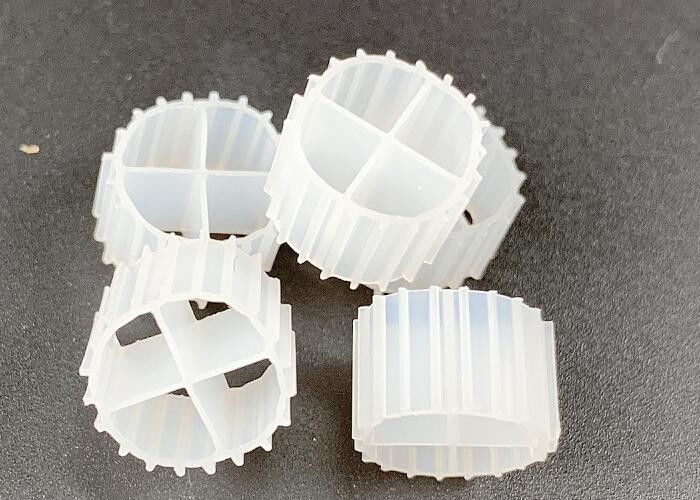 Weißfarbiger MBBR Medien Biofilmträger mit Superdekarburisierung und jungfräulichem HDPE-Material