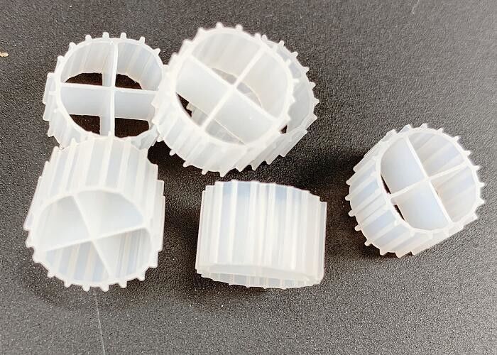 Weißfarbiger MBBR Medien Biofilmträger mit Superdekarburisierung und jungfräulichem HDPE-Material