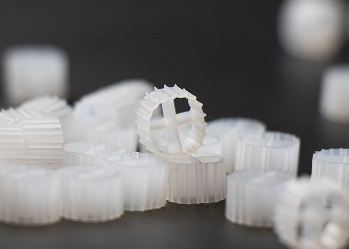 Stoßdichte K1-Filtermedien Koi-Teich Biofilter Niedrigerer Energieverbrauch MBBR Schwimmbereiter für Biomasse