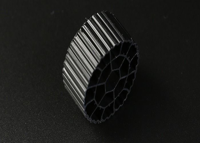 Farbenfrohe oder maßgeschneiderte Kunststofffilter für Aquarien